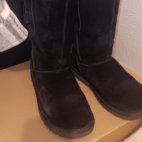 Black UGG - Picture 3 of 8